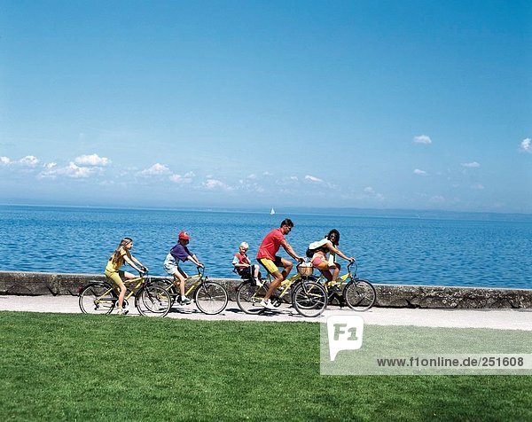 10292142  bicycles  bicycle  bike  lake Constance  lake  sea  family  child seat  rent bicycles  shores  riding a bicycle  bik
