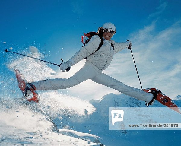 10550316  Wintersport  Sport  Engadin  weiblich  Schweiz  Europa  Schneeschuhe  Schnee Schuh zu Fuß  Schneeschuh laufen  ski su