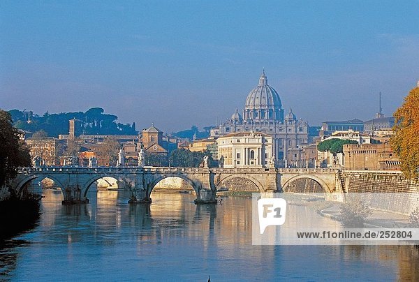 Bogenbrücke über Fluss mit St. Peters Basilika  Tibers  Vatikanstadt  Rom  Italien