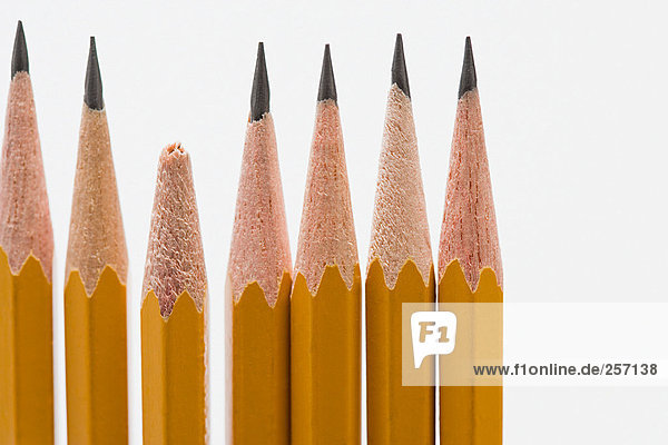 Zerbrochener Bleistift unter spitzen Bleistiften
