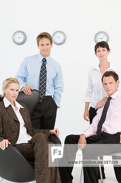 Porträt von vier Büroangestellten