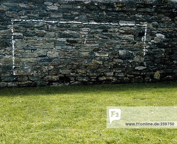 Steinmauer  Ziel  streichen  streicht  streichend  anstreichen  anstreichend  Fußball