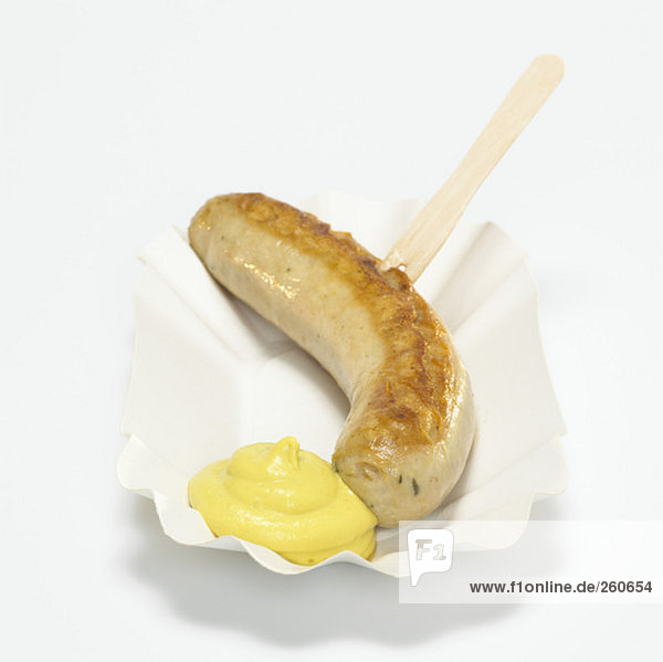 Deutsche Bratwurst  Bratwurst mit Senf in Pappteller  Nahaufnahme