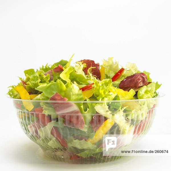 Gemischter Salat in Plastikschale  Nahaufnahme