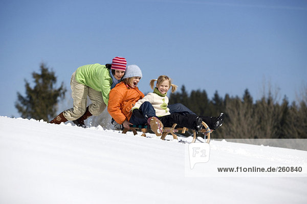 Österreich  Mädchen (6-17) mit Schlitten im Schnee  Tiefblick