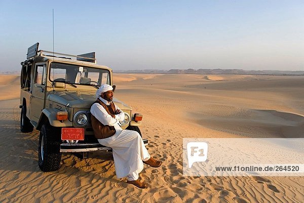 Man sitzt auf Jeep Front in der Wüste  zur Oase Siwa  Libysche Wüste Ägypten