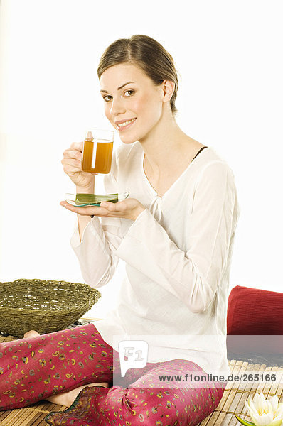 Frau trinkt Tee