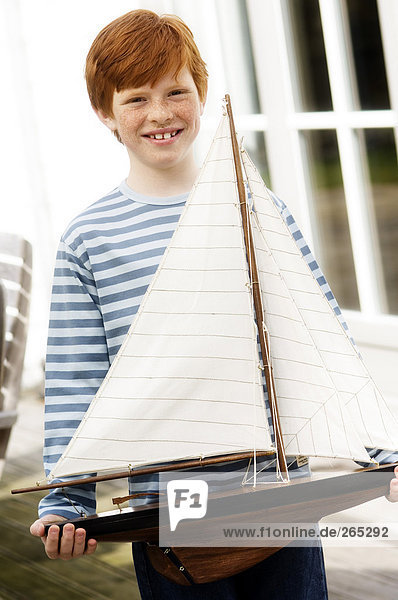 Junge mit kleinem Boot