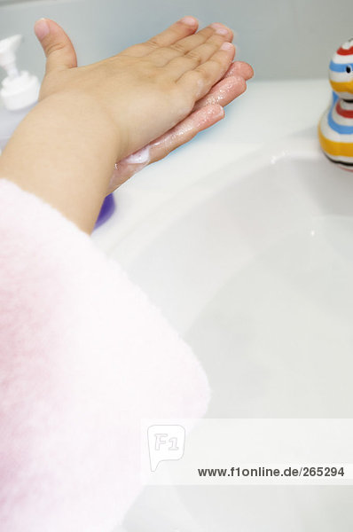 Kleines Mädchen wäscht sich die Hände