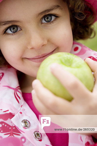 Kleines Mädchen mit Apfel