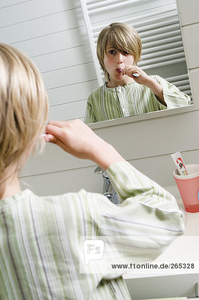 Junge mit Zahnbürste
