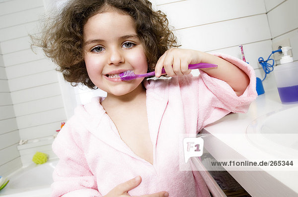 Kleines Mädchen mit Zahnbürste