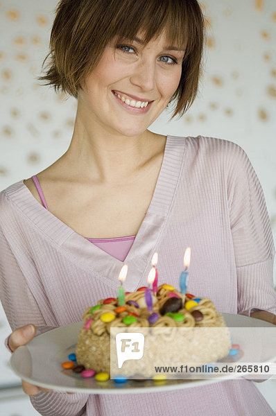 Frau mit Geburtstagskuchen