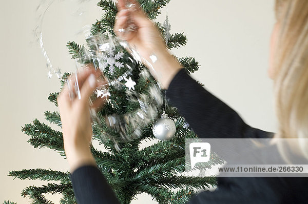Frau Hängedekoration am Weihnachtsbaum