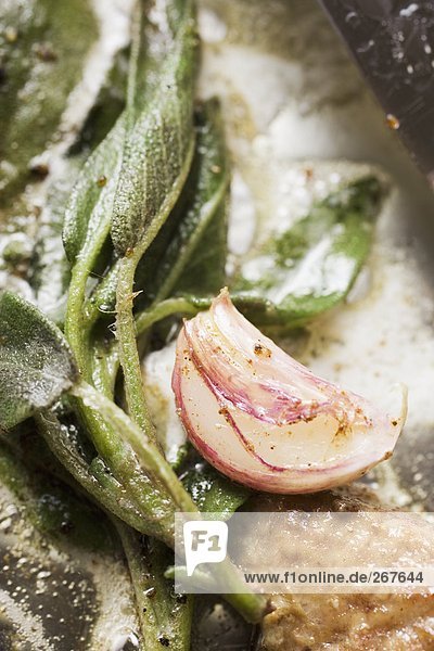 Gebratene Kalbsleber mit Salbei und Knoblauch in Pfanne