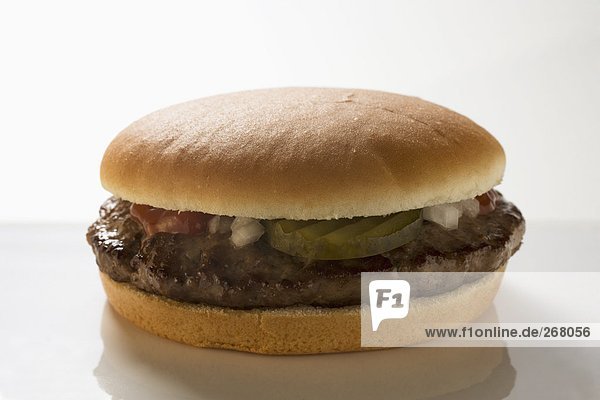 Hamburger mit Essiggurke  Zwiebeln und Ketchup