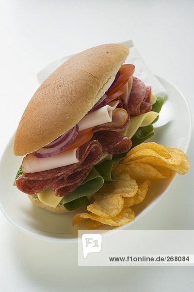 Sandwich mit Salami  Schinken  Käse  Gemüse und Chips