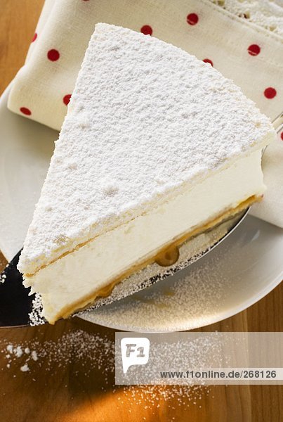 Stück Käsesahnetorte auf Kuchenheber
