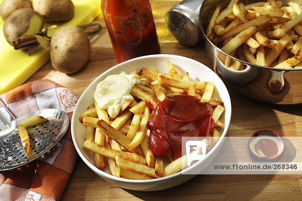 Pommes Frites mit Mayonnaise und Ketchup