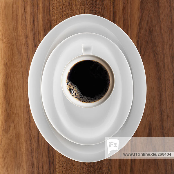 Kaffeegedeck mit schwarzem Kaffee auf einem Holztisch