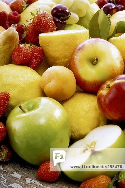 Obststillleben mit Früchten und Beeren