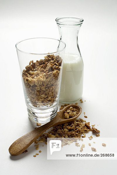 Knusper-Müsli in einem Glas  daneben Milchkaraffe (2)