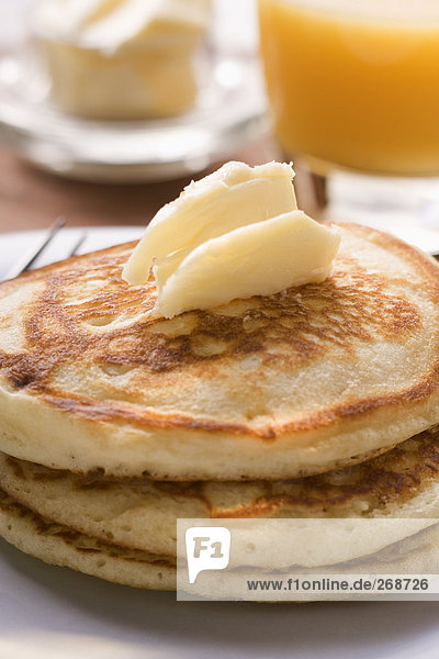 Pancakes mit Butterflocke zum Frühstück