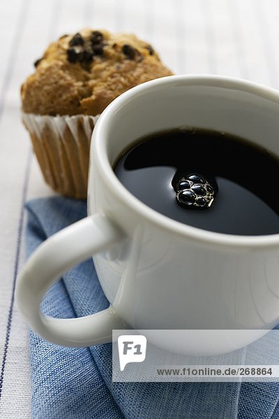 Eine Tasse Kaffee mit einem Muffin