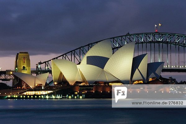 The opera house in Sydney in the evening.