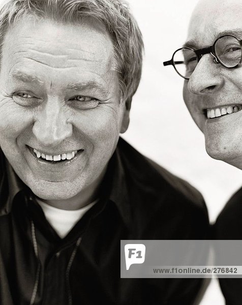 Portrait von zwei lachend Männer mittleren Alters.