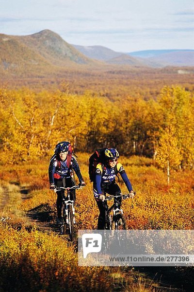 Two persons on mountainbikes in the mountains.