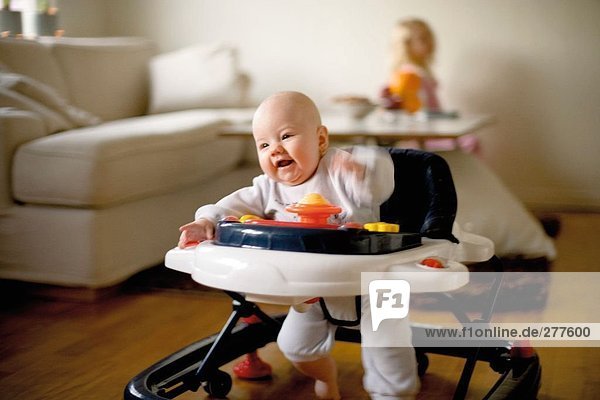 Ein Baby zu Fuß in einem mehr-zu-Walk-Stuhl.