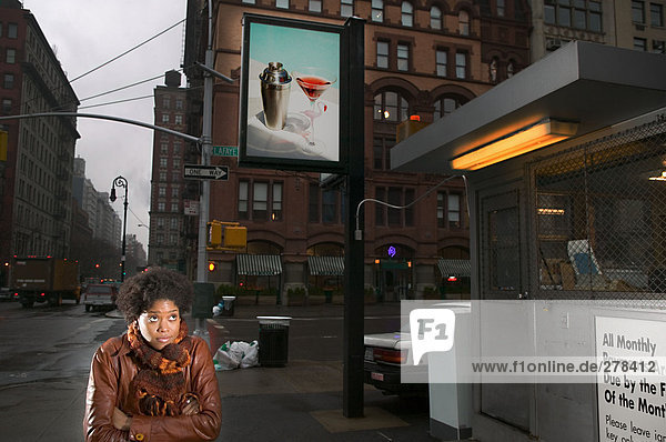 Frau auf der Straße mit Werbetafel