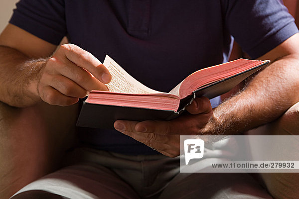 Mann beim Lesen einer Bibel