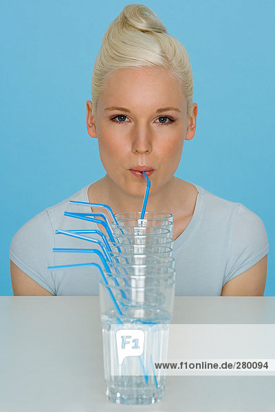 Junge Frau trinkt Wasser