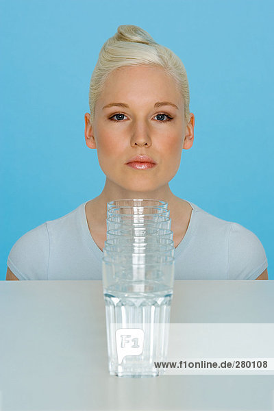 Junge Frau mit Wassergläsern