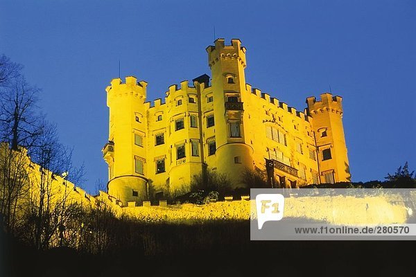 Untersicht des Schlosses beleuchtet nachts  Schloss Hohenschwangau  Hohenschwangau  Bayern  Deutschland