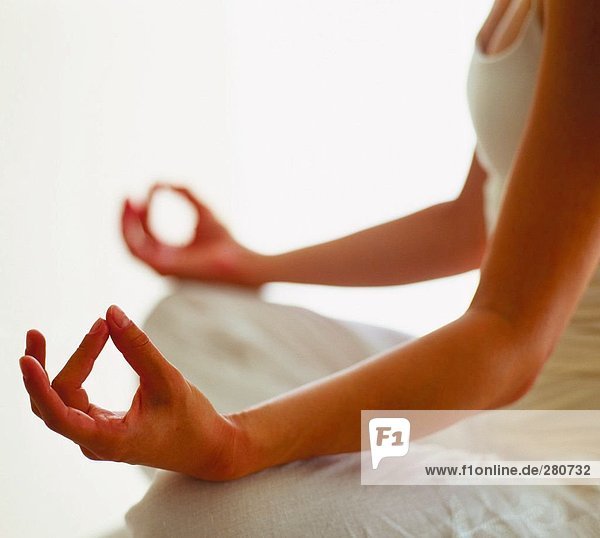 Frau in Yoga Position,  Mitte Abschnitt