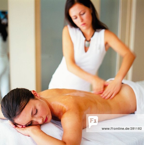 Nackte junge Frau immer wieder Massage von Massage-Therapeut