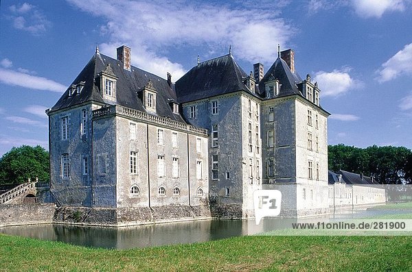 Untersicht des Schlosses gegen Himmel  ¢ teau Champchevrier Schloss  Indre-Et-Loire  Frankreich