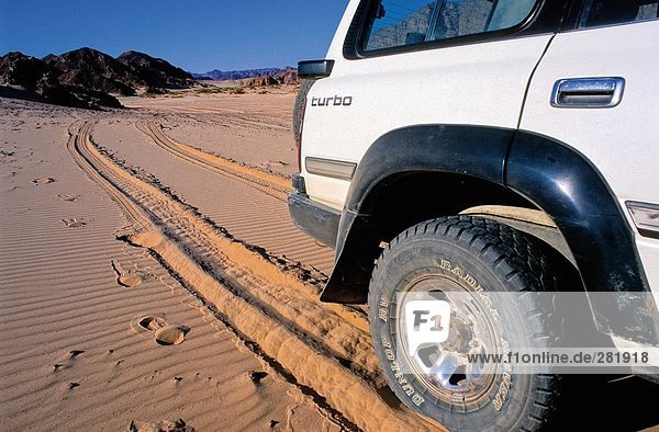 Jeep geparkt in der Wüste  Wüste Sinai  Ägypten