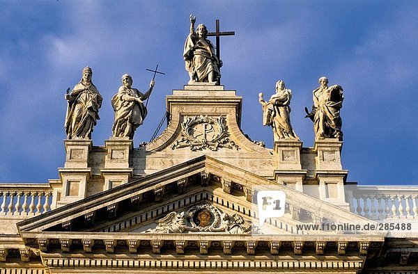 Hohe Schnittansicht der Kirche gegen Himmel  San Giovanni In Laterano  Rom  Italien
