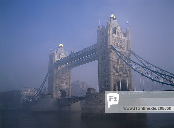 Brücke über den Fluss in der Dämmerung  Tower Bridge  Thames River  London  England