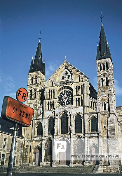 Fassade der Kirche  Saint-Remi Basilika  Frankreich