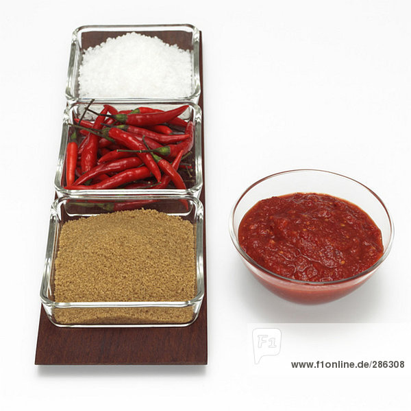 Rote Chilischoten mit Sauce,  brauner Zucker und Salz,  Nahaufnahme