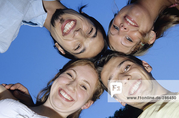 Vier junge Leute im Haufen  Blick nach oben  Porträt