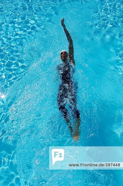 Vogelperspektive der Female Swimmer Swimming Rückenschmerz