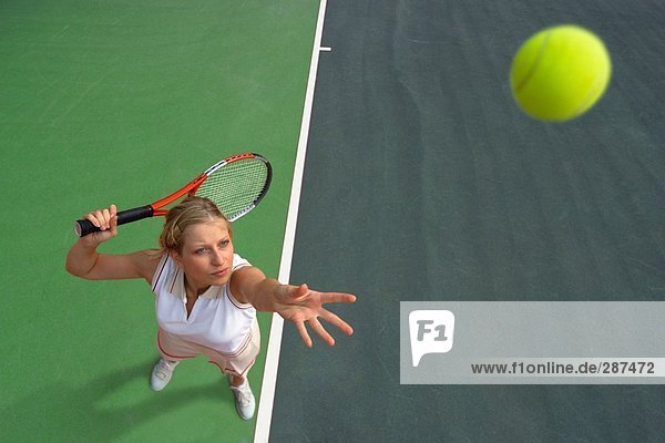 Draufsicht einer weiblichen Tennis Player Mid-Serve