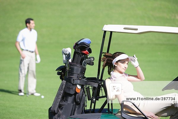 Frau entspannenden auf ein Golf-cart