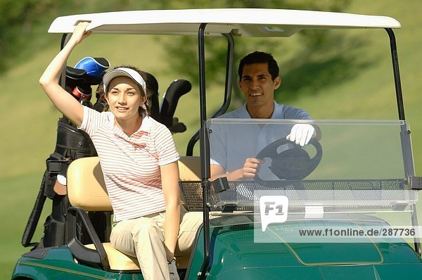 Paar entspannt sich in ein Golf-cart